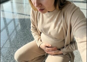 A0906001_Pregnant Woman Abandoned At Airport While Shocked Crowd Watches Security Arrive To Take Her Away_part2