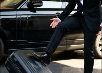 A0906003_Wealthy man kicks a random suitcase and regrets his arrogant actions when the powerful owner arrives_parte2